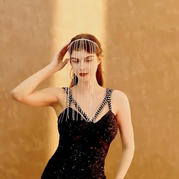 Haarschmuck mit funkelnden Kristallen