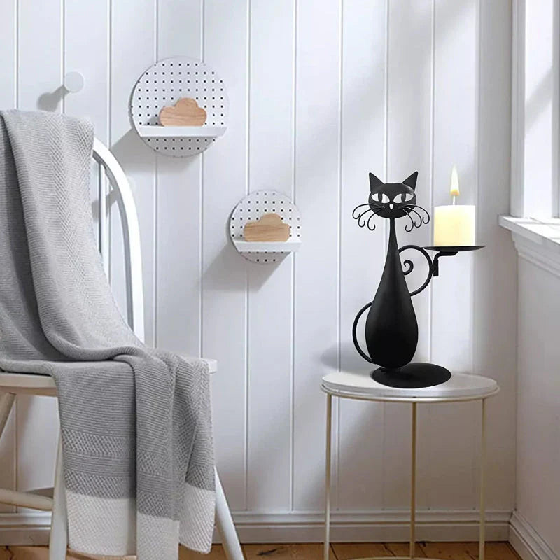 Dekorativer Kerzenhalter in Katzenform