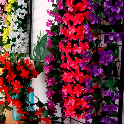 Hängender Kunstblumenstrauß